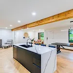 Spacious Deck Contemporary In Nashville! Holiday home *