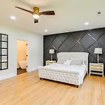 Spacious Deck Contemporary In Nashville! *