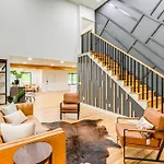Spacious Deck Contemporary In Nashville! Nashville