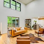 Spacious Deck Contemporary In Nashville! Nashville