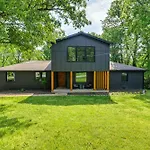 Spacious Deck Contemporary Home In Nashville!