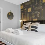 5 Mins To Dt ~Gameroom ~ Balcony~Sleeps 10~Karaoke