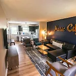 East Getaway - Walk To Parks Golf & Music Spots *