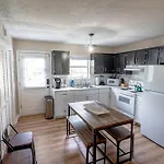 East Getaway - Walk To Parks Golf & Music Spots Holiday home *