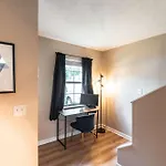 Holiday home East Getaway - Walk To Parks Golf & Music Spots *