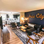 East Getaway - Walk To Parks Golf & Music Spots
