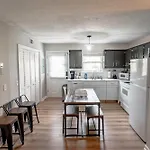 Holiday home East Getaway - Walk To Parks Golf & Music Spots