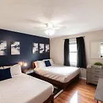 East Getaway - Walk To Parks Golf & Music Spots *
