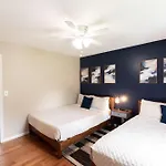 East Getaway - Walk To Parks Golf & Music Spots