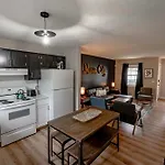 Holiday home East Getaway - Walk To Parks Golf & Music Spots *