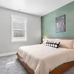 Lucky Bachelor 5 Min To Broadway With Hot Tub Holiday home *