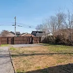 Holiday home Lucky Bachelor 5 Min To Broadway With Hot Tub