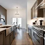 Holiday home West End Dreams-2 Homes-6 Mins To Broadway