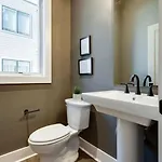 West End Dreams-2 Homes-6 Mins To Broadway