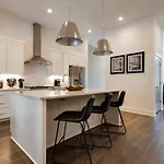 West End Dreams-2 Homes-6 Mins To Broadway Holiday home *