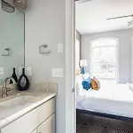 Holiday home West End Luxe - Outdoor Patio And Rooftop Views *