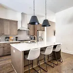 Holiday home West End Luxe - Outdoor Patio And Rooftop Views