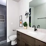 West End Luxe - Outdoor Patio And Rooftop Views *