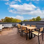 Holiday home West End Luxe - Outdoor Patio And Rooftop Views