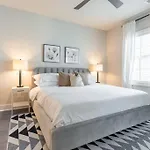 New Side By Side Homes - Sleeps 24 Nashville