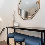 New Side By Side Homes - Sleeps 24 Holiday home Nashville