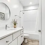 Scovel Row Retreat-rooftop Views Near Broadway Holiday home