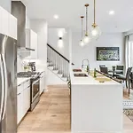 Holiday home Scovel Row Retreat-rooftop Views Near Broadway