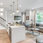 Scovel Row Retreat-rooftop Views Near Broadway
