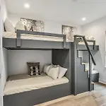 Holiday home Scovel Row Retreat-rooftop Views Near Broadway