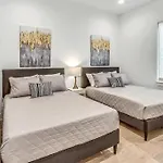 Holiday home Scovel Row Retreat-rooftop Views Near Broadway