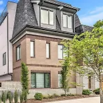 Scovel Row Retreat-rooftop Views Near Broadway