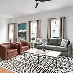 Side-by-side Homes With Hot Tubs - Sleeps Over 20 Guests Holiday home Nashville