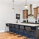 Spacious Nash For 12 Guests With Rooftop Views And Hot Tub Holiday home