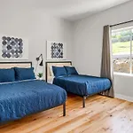 Spacious Nash For 12 Guests With Rooftop Views And Hot Tub Holiday home