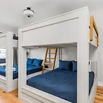 Spacious Nash For 12 Guests With Rooftop Views And Hot Tub