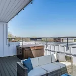 Spacious Nash For 12 Guests With Rooftop Views And Hot Tub