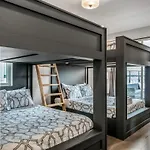 Holiday home Stylish - Rooftop Deck - Hot Tub *