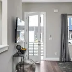 Large Rooftop Hot Tub & View * Nashville