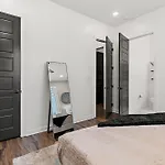 Charmer - Private Rooftop - Sleeps 14 Holiday home *