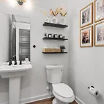 Charmer - Private Rooftop - Sleeps 14
