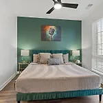 Charmer - Private Rooftop - Sleeps 14 Holiday home