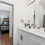 Holiday home Charmer - Private Rooftop - Sleeps 14