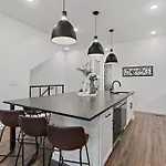 Charmer - Private Rooftop - Sleeps 14 Holiday home *