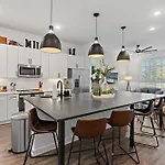 Charmer - Private Rooftop - Sleeps 14 *