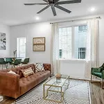 June's Nash 4 Miles To Broadway-rooftop Patio Holiday home *