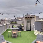 Cozy House - Great Rooftop - Walks To Bars Holiday home