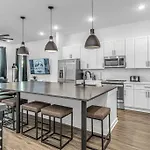 Holiday home Cozy House - Great Rooftop - Walks To Bars *