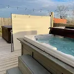 Side By Side Era - Hot Tubs - Rooftop Views Nashville