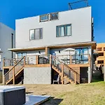Side By Side Era Houses - Hot Tubs - Rooftop Views