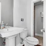 Taylors - Stunning Rooftop Views Holiday home *